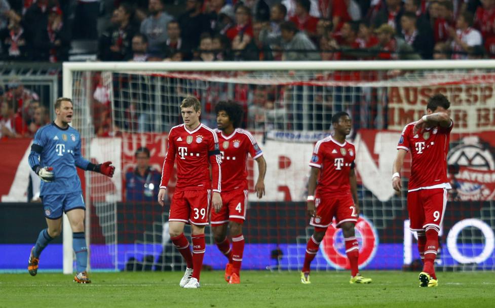 La delusione dei giocatori del Bayern e sullo sfondo la rabbia di Neuer che chiedeva un fuorigioco inesistente. Reuters